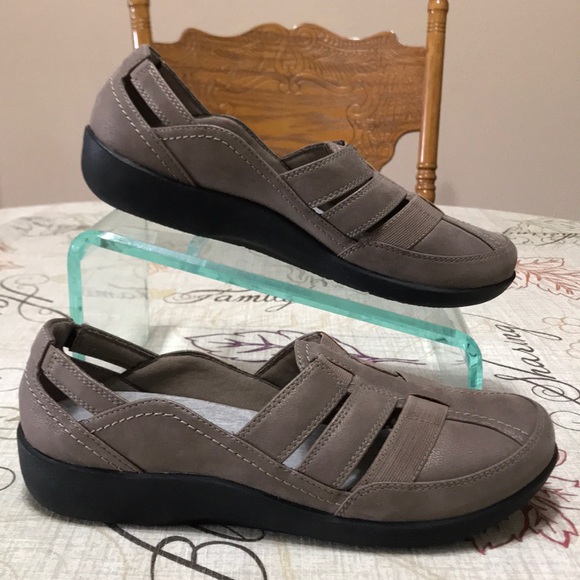 clarks soft tread shoes